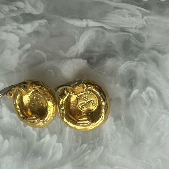 Vintage Chanel Clip On Gold Earrings - Picture 6 of 8